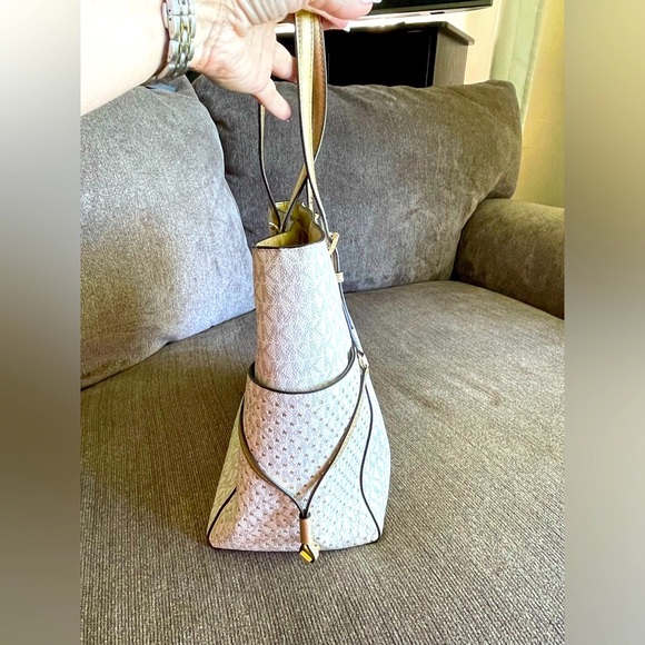 Michael Kors jet set white/cream signature tote with gold perforated stars⭐️⭐️⭐️ - Picture 4 of 14